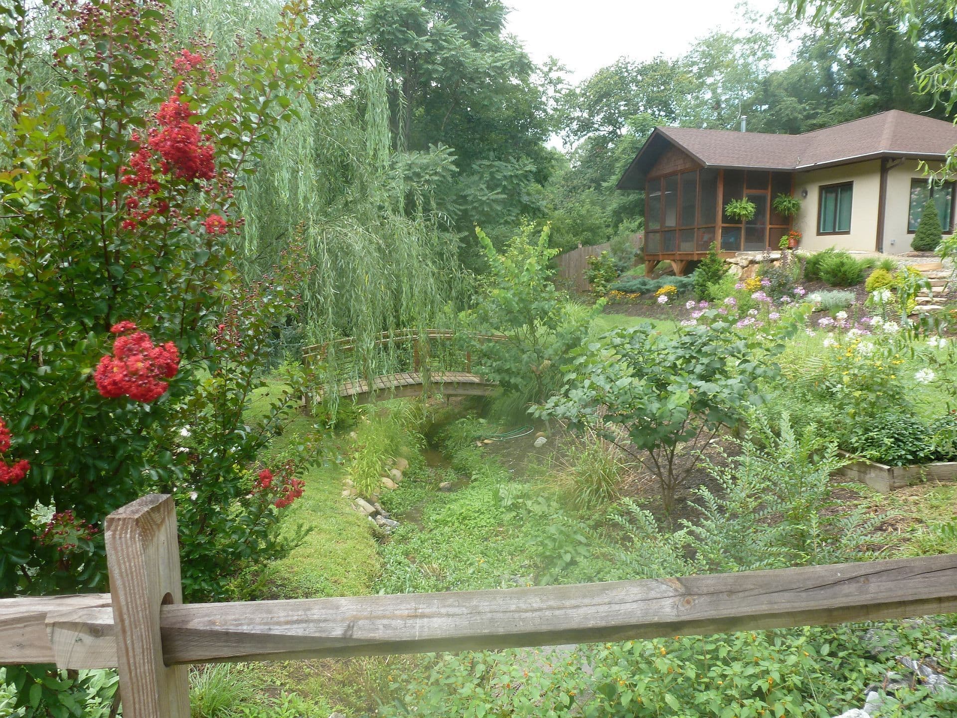 Creekside Cottage! Hiking. Gardens. 5 min to town. Close to shopping/dining.WiFi