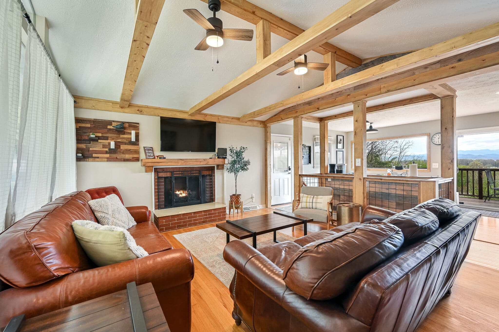 Spectacular Views! Hot Tub-10 mins from Dwntwn Asheville-Huge Fenced Yard!