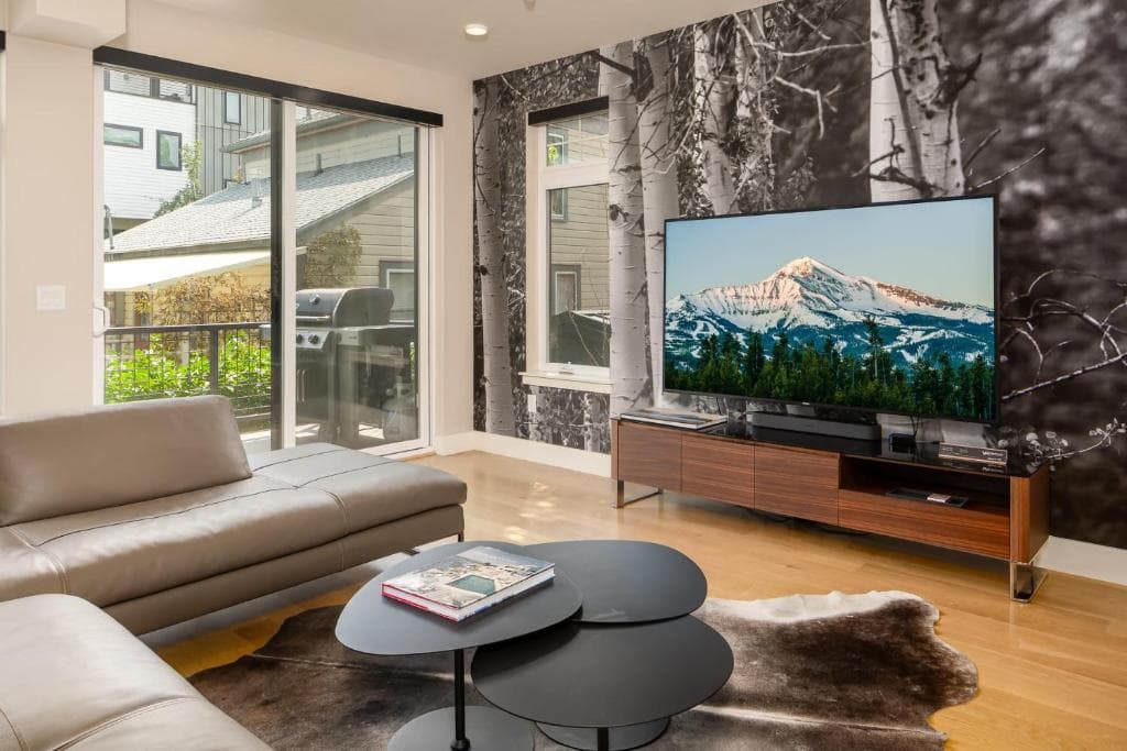 Your Downtown Urban Sanctuary - Walk to EVERYTHING